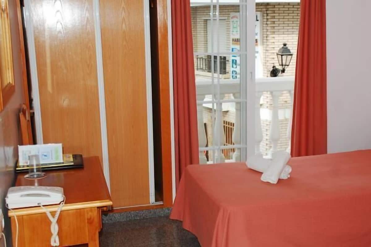 Bantalan ekstra lembut, brankas, dan meja kerja