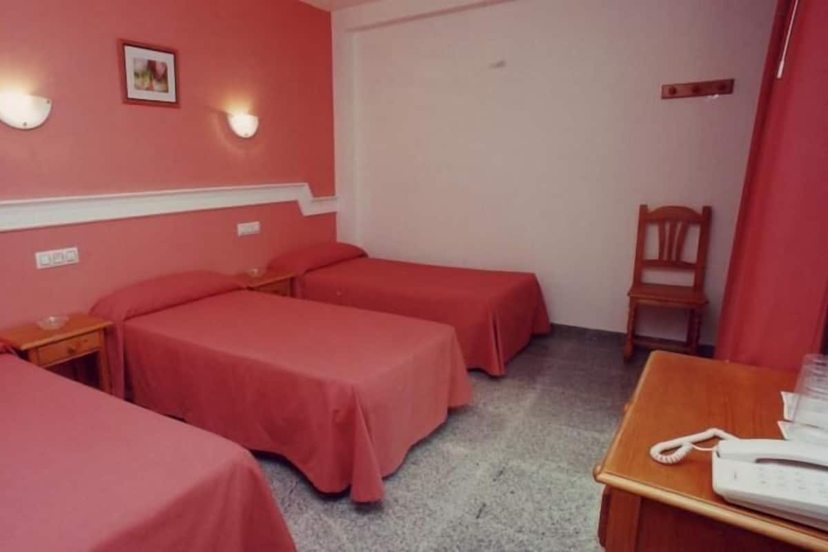 Kamar Triple | Bantalan ekstra lembut, brankas, dan meja kerja