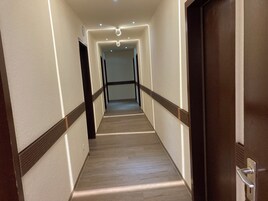 Escrivaninha, cortinas blackout, ferros/tábuas de passar roupa