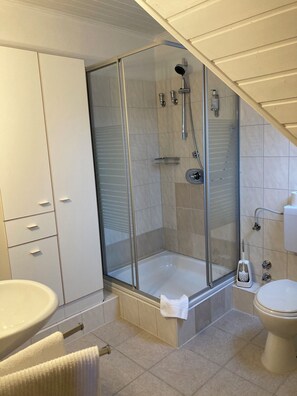 Dusche, kostenlose Toilettenartikel, Haartrockner, Handtücher