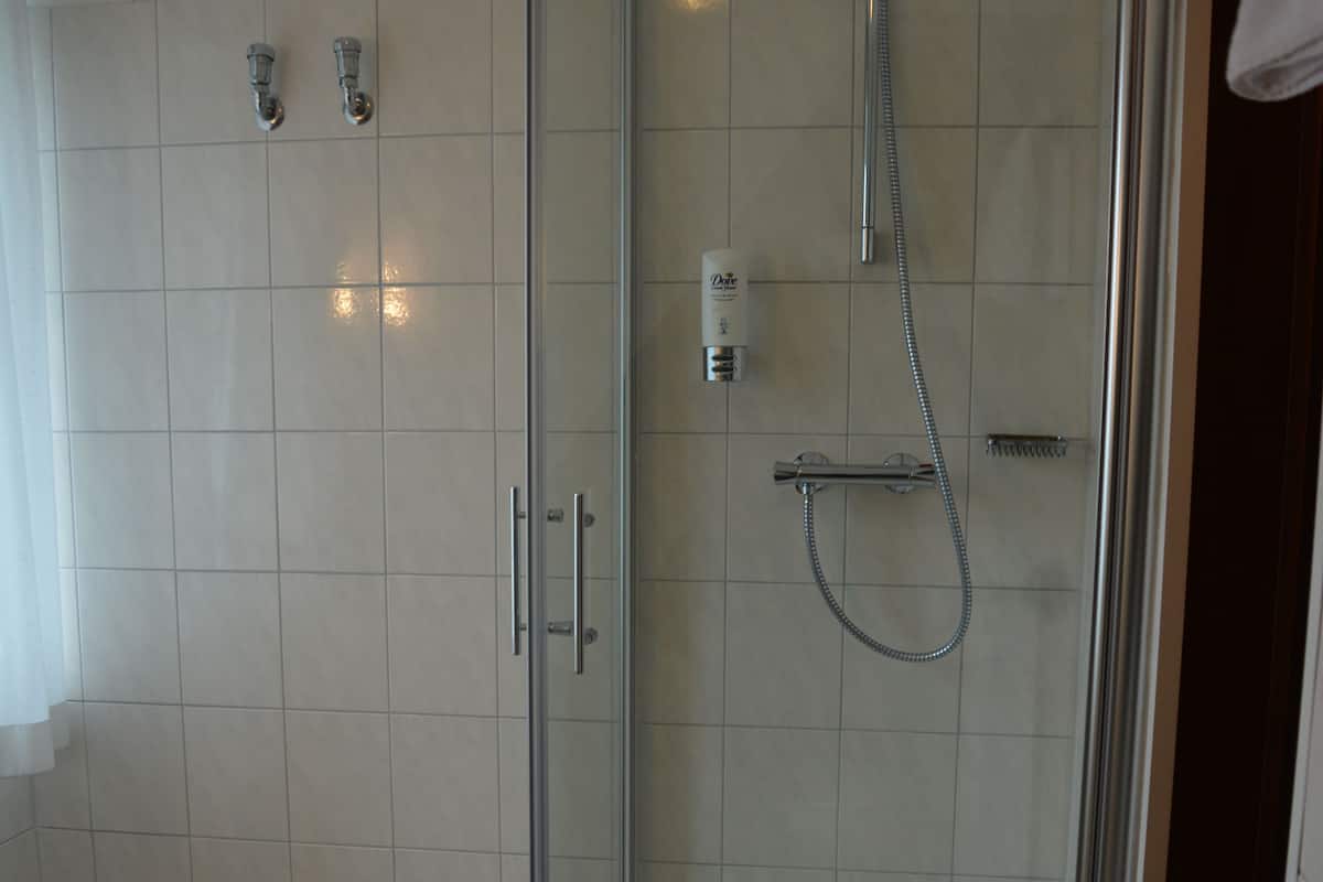 single room | bathroom shower