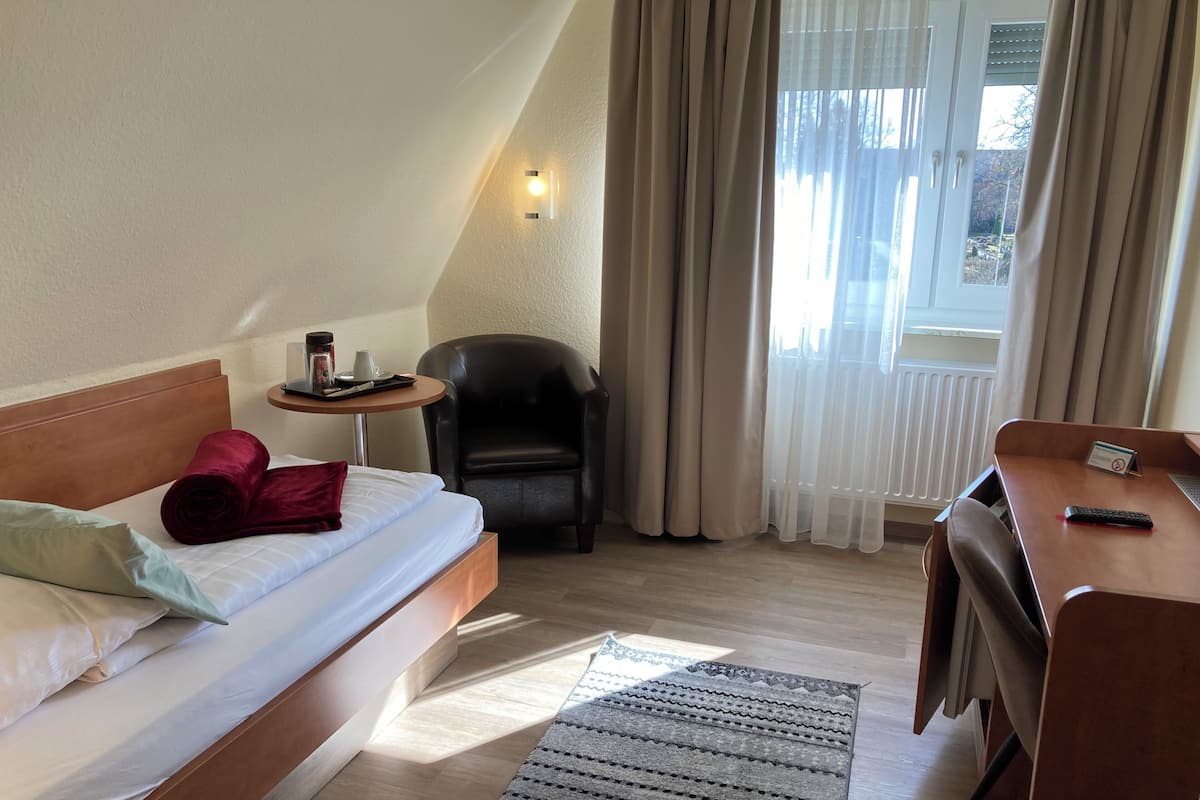 Single Room | Desk, blackout curtains, iron/ironing board (on request), free WiFi