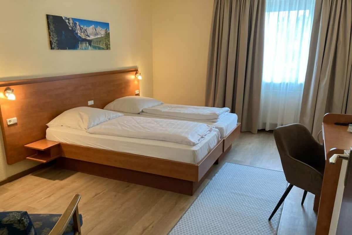 Economy dubbelrum - 1 dubbelsäng eller enkelsängar | Skrivbord, strykjärn/strykbräda och gratis wi-fi