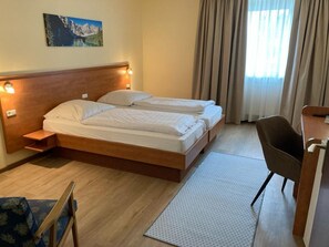 Economy Double Room, 1 Double or 2 Single Beds | Desk, blackout curtains, iron/ironing board, free WiFi - Hotel Oyten am Markt (Oyten)