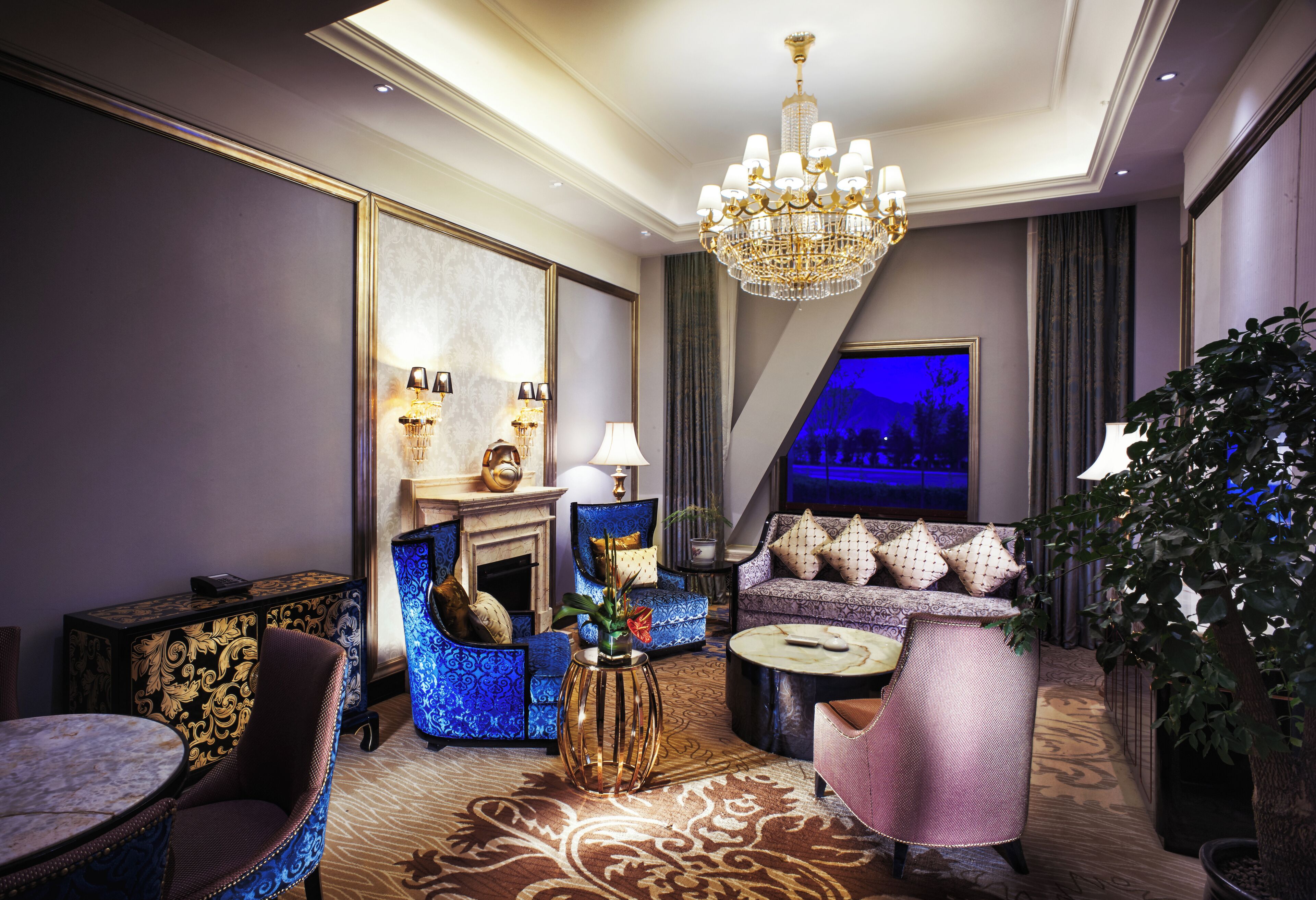 ミニバー、セーフティボックス (室内)、デスク、アイロン / アイロン台