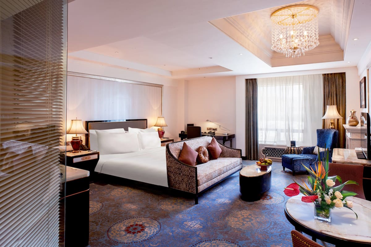 Premium Room, 1 King Bed, Club Lounge Access | Minibar, in-room safe, desk, iron/ironing board