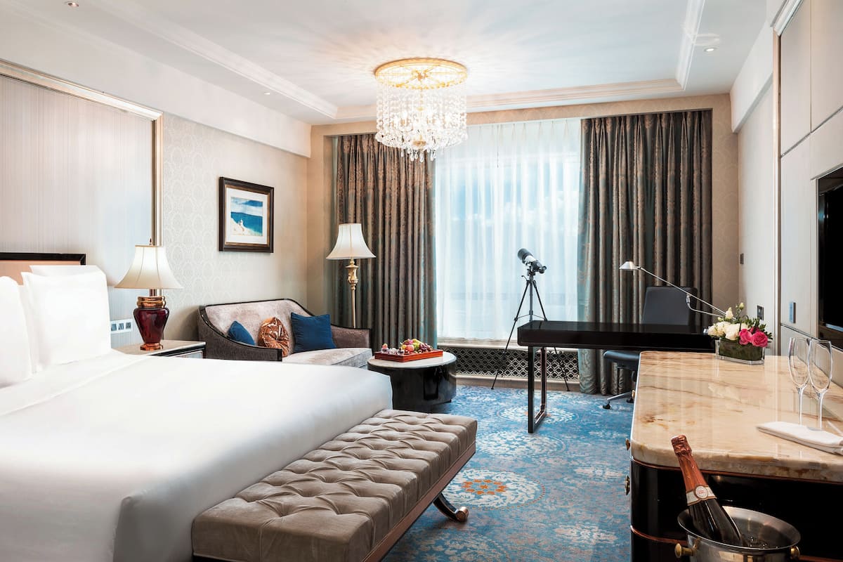 Minibar, in-room safe, desk, iron/ironing board