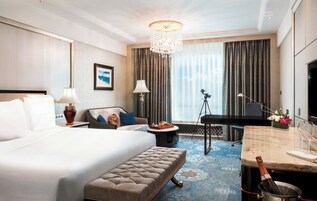 Cubrecamas, minibar, caja de seguridad en la habitación y escritorio 