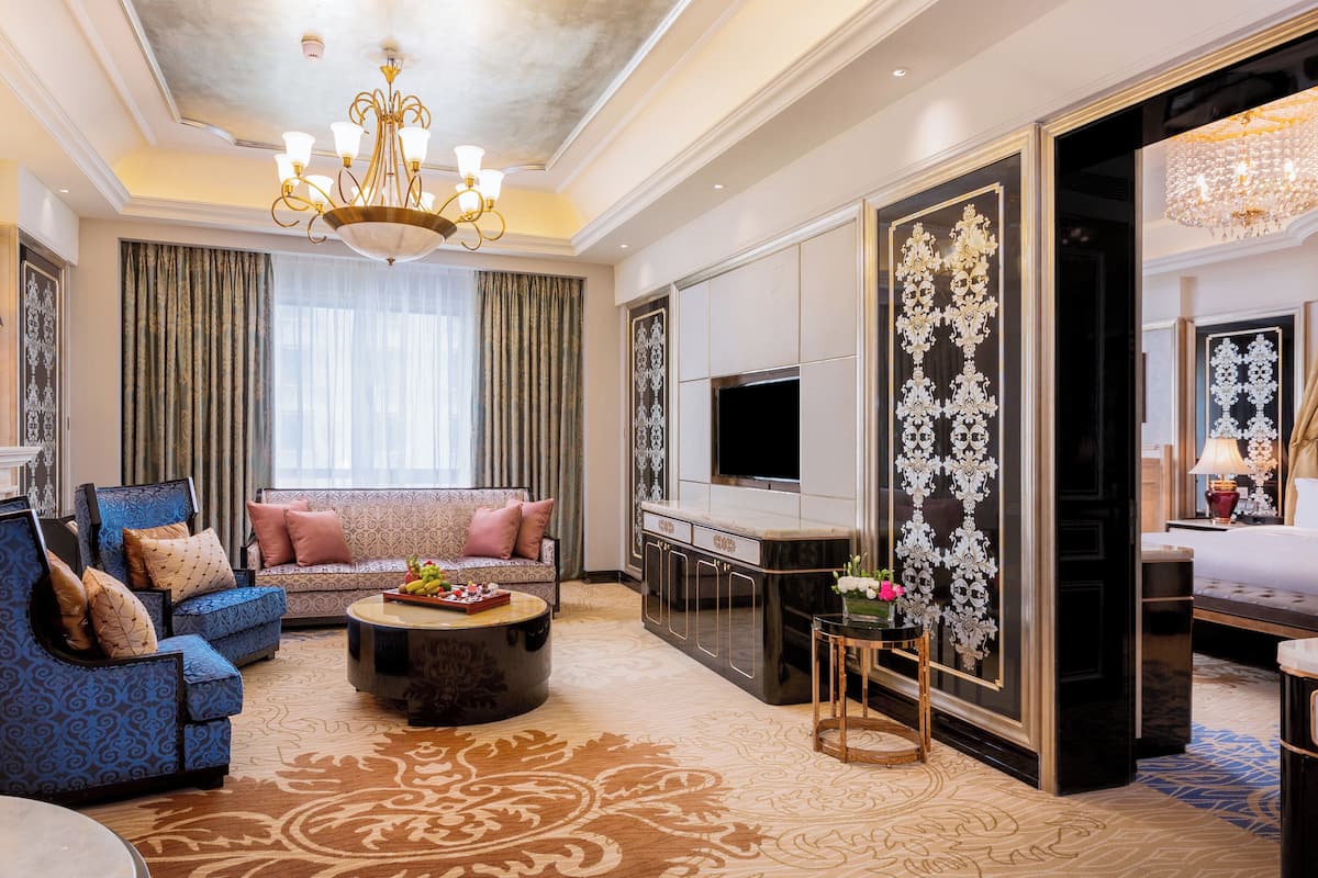 Minibar, két bảo mật tại phòng, bàn, bàn ủi/dụng cụ ủi quần áo
