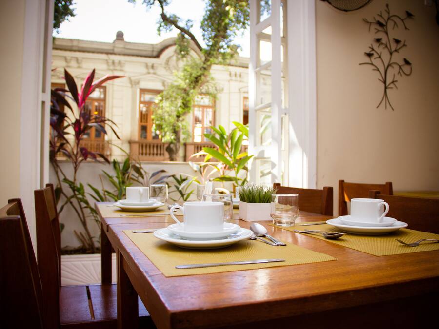 Café da manhã com buffet grátis todos os dias