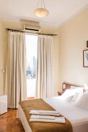 Habitación doble estándar | Minibar, cortinas blackout, tabla de planchar con plancha y wifi gratis