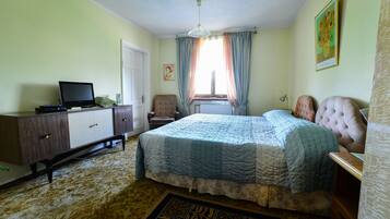 Dobbelt- eller tomannsrom – standard | Skrivebord, lydisolert, strykejern/-brett og wi-fi (inkludert)