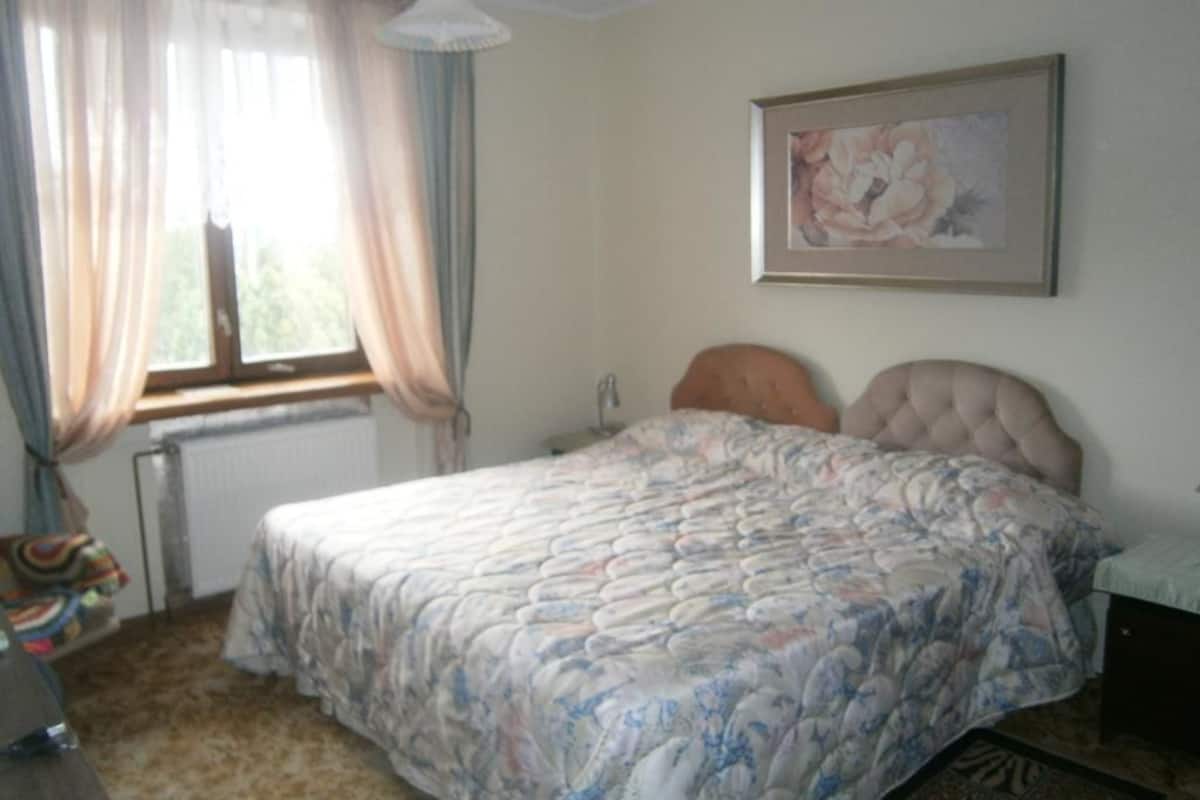 Quarto triplo standard | Escrivaninha, quartos à prova de som, ferros/tábuas de passar roupa