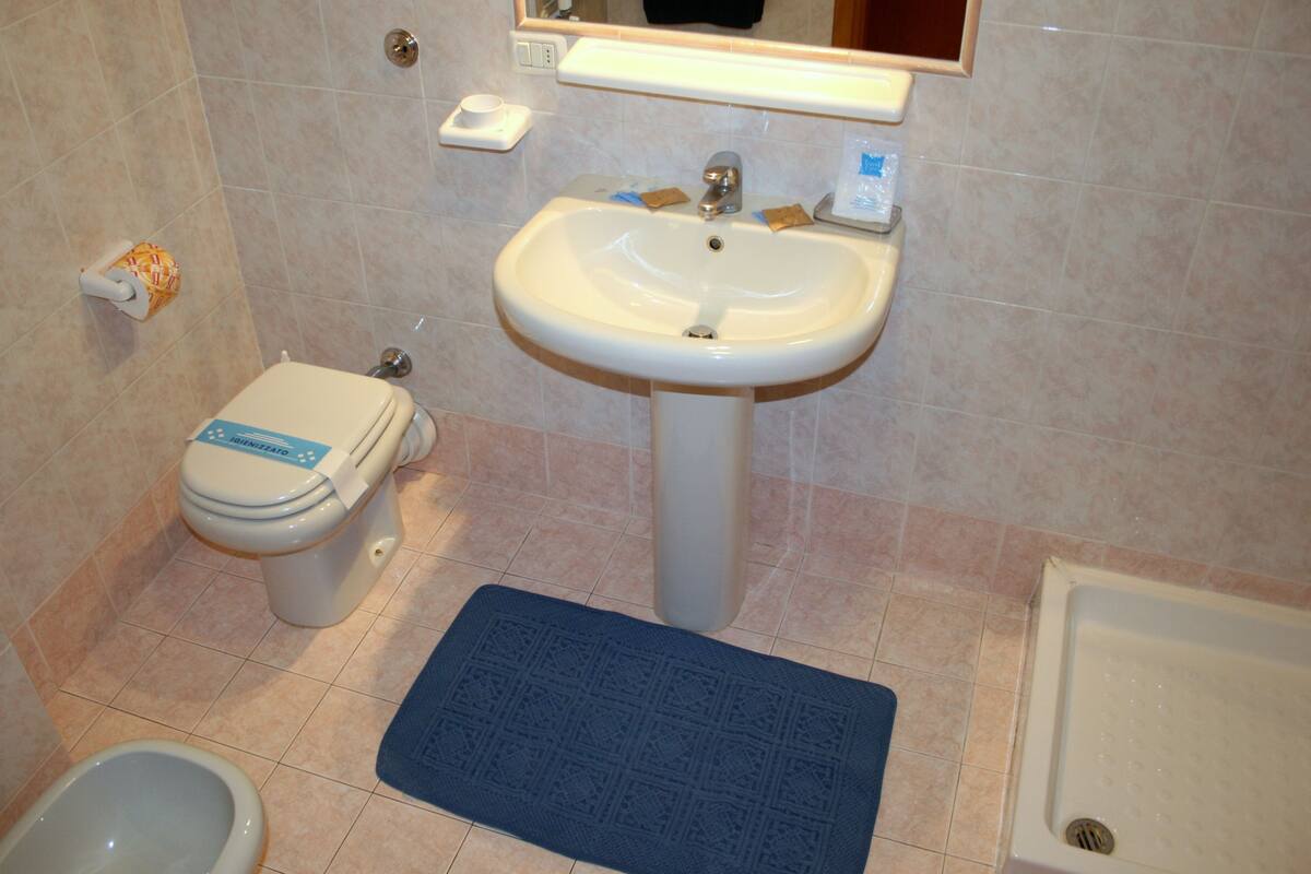 A bathroom with a toilet, sink, and bathtub.
