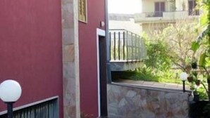 A red building with a stone wall and a paved courtyard. - Casalotto Inn (Aci Sant'Antonio)