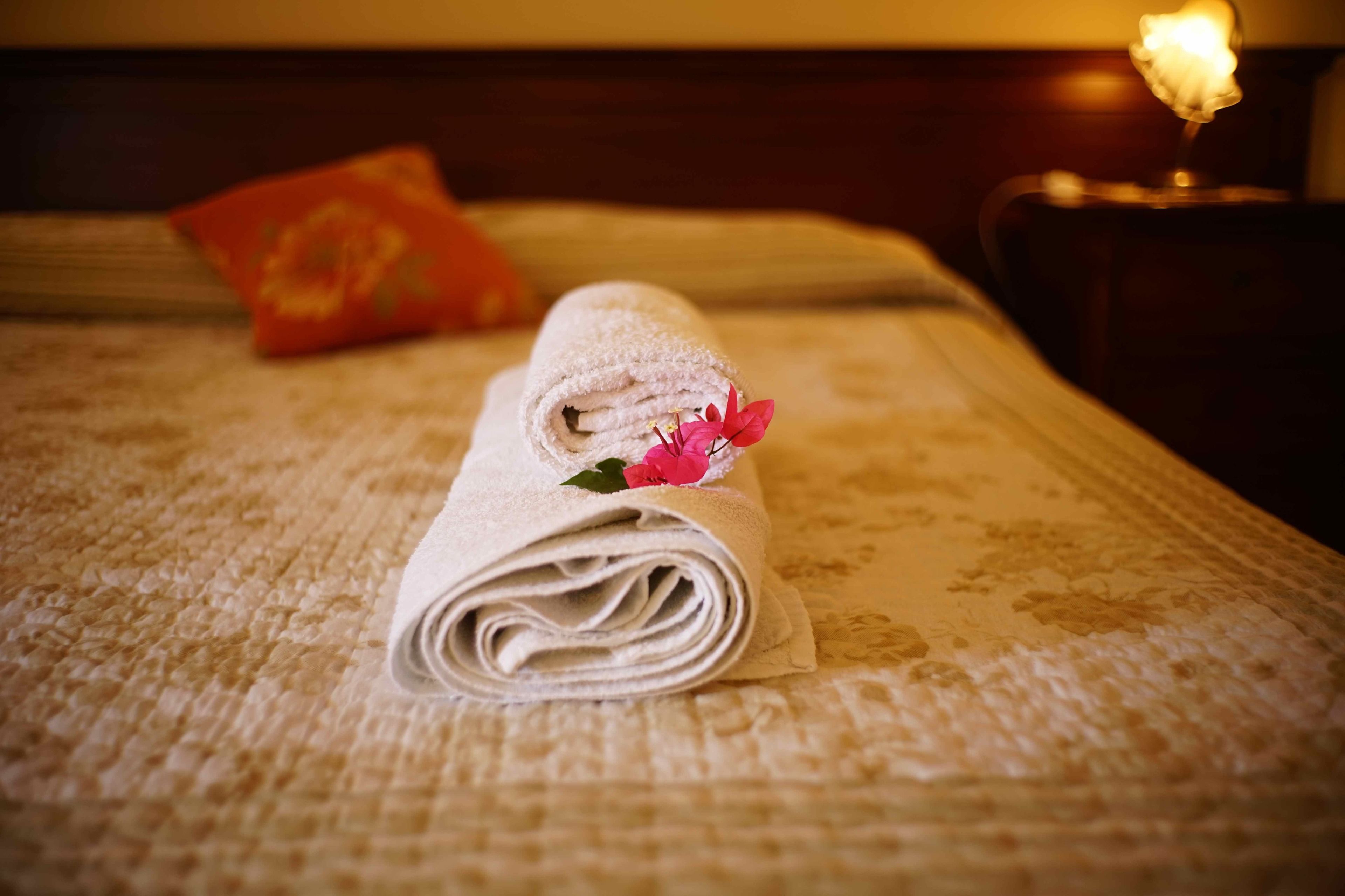 Cadar Frette Itali, bar mini, meja, kalis bunyi 