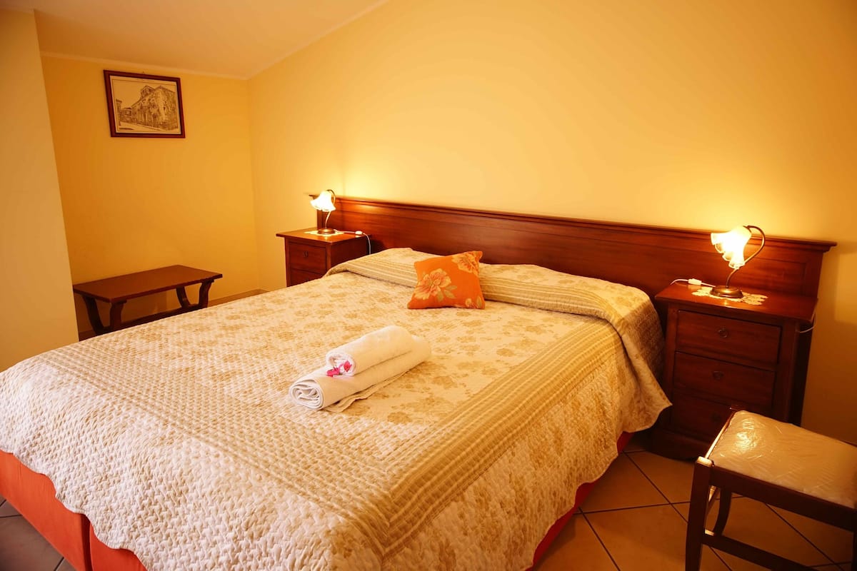 Italienska Frette-lakan, minibar, skrivbord och ljudisolering