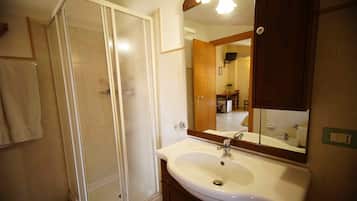 Habitación cuádruple | Baño | Ducha, artículos de higiene personal gratuitos y secador de pelo