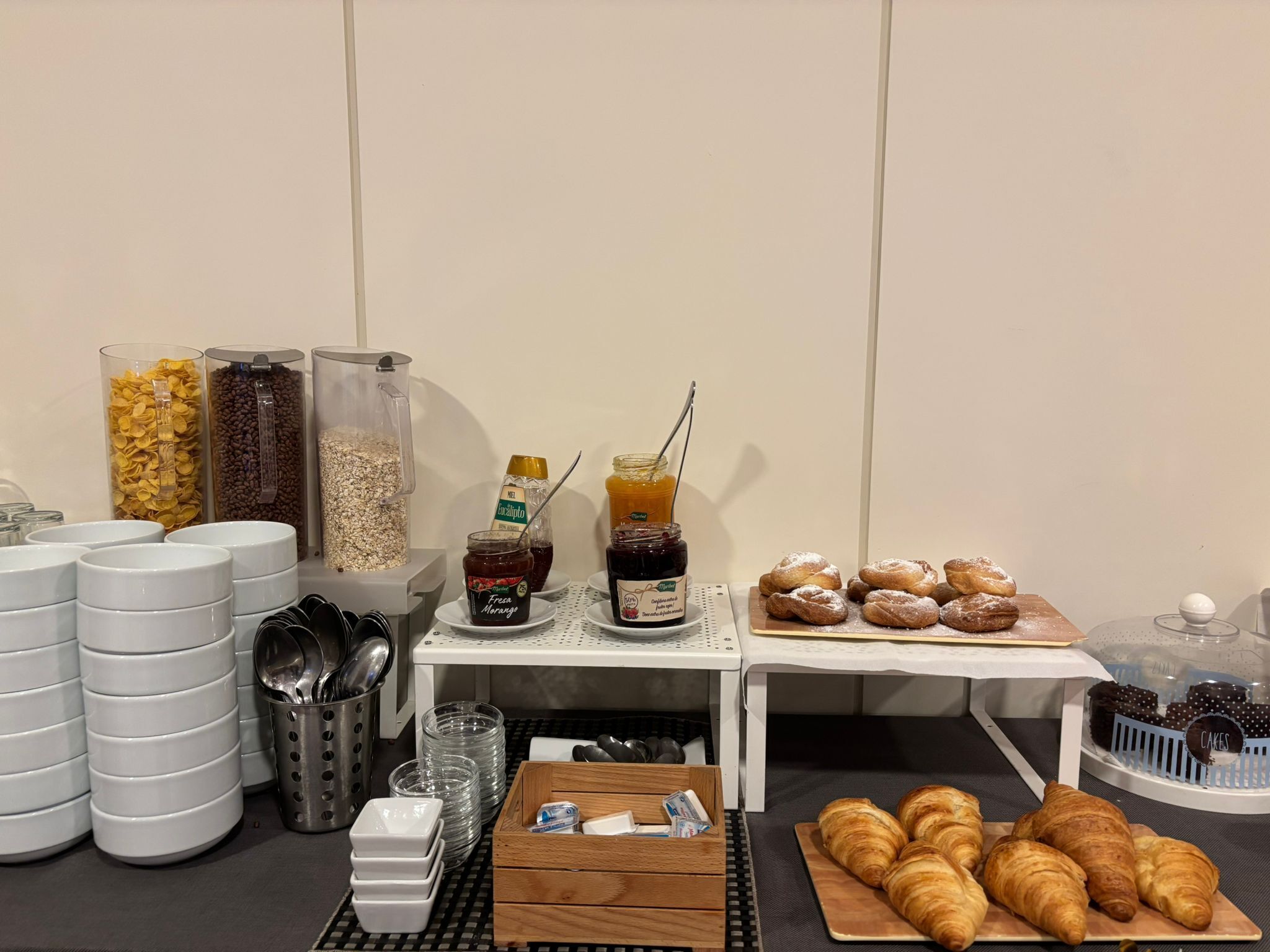 Een ontbijtbuffet met diverse gerechten en toevoegingen.