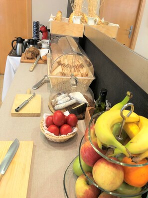Daily buffet breakfast for a fee - Apartamentos Plaza Picasso (Valencia)