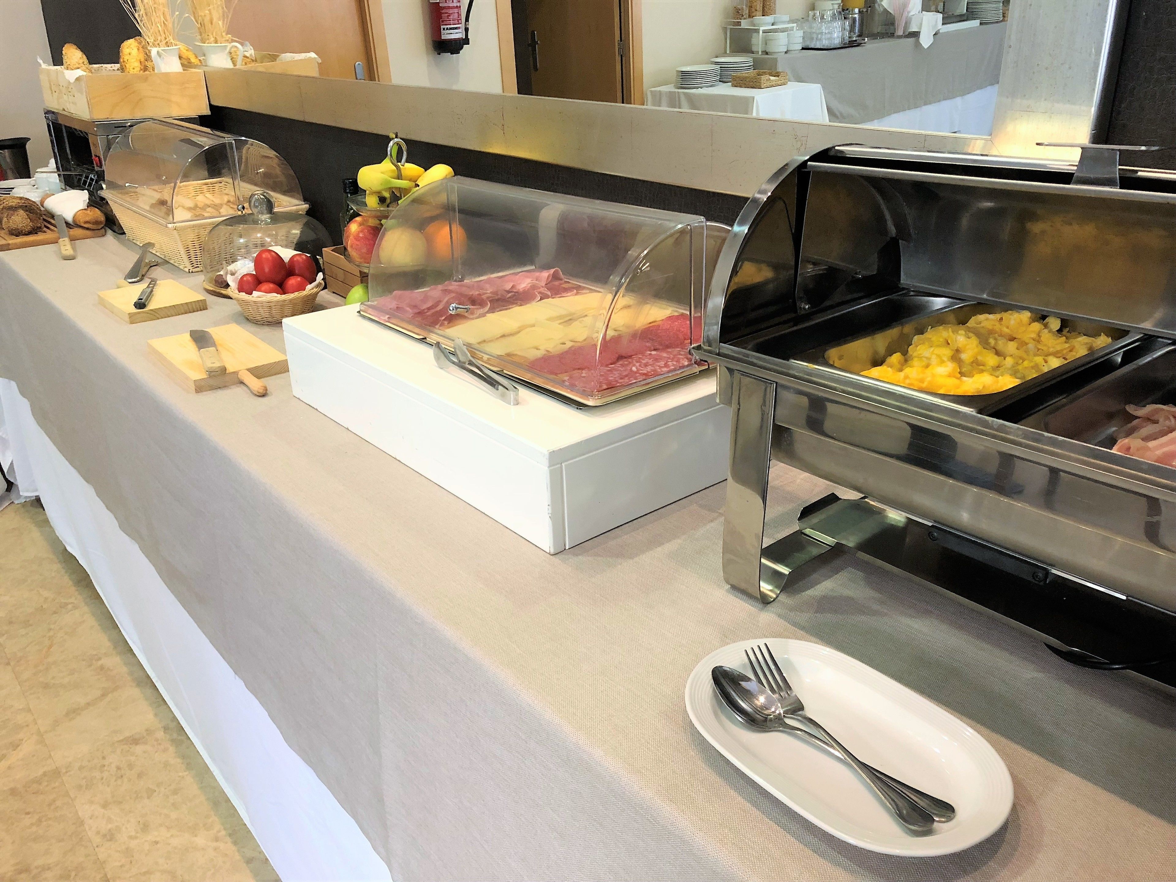 每日供应自助式早餐（每人 EUR 12）