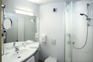 Een douche, een regendouche, een haardroger, handdoeken