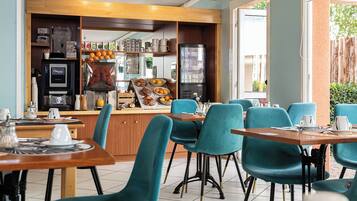 Petit déjeuner continental servi tous les jours en supplément
