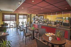 Daily continental breakfast (EUR 8.5 per person)