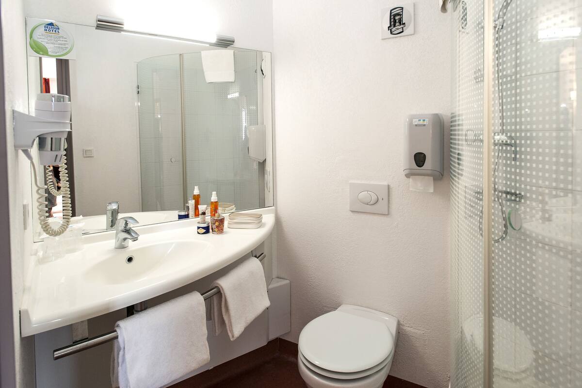 Shower, rainfall showerhead, free toiletries, hair dryer