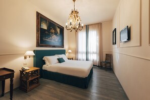 Superior Double Room | Minibar, in-room safe, desk, soundproofing - Hotel San Luca (Cortona)