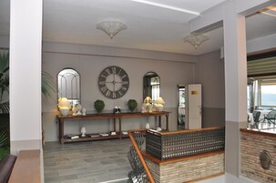 Minibar, caja de seguridad en la habitación y escritorio