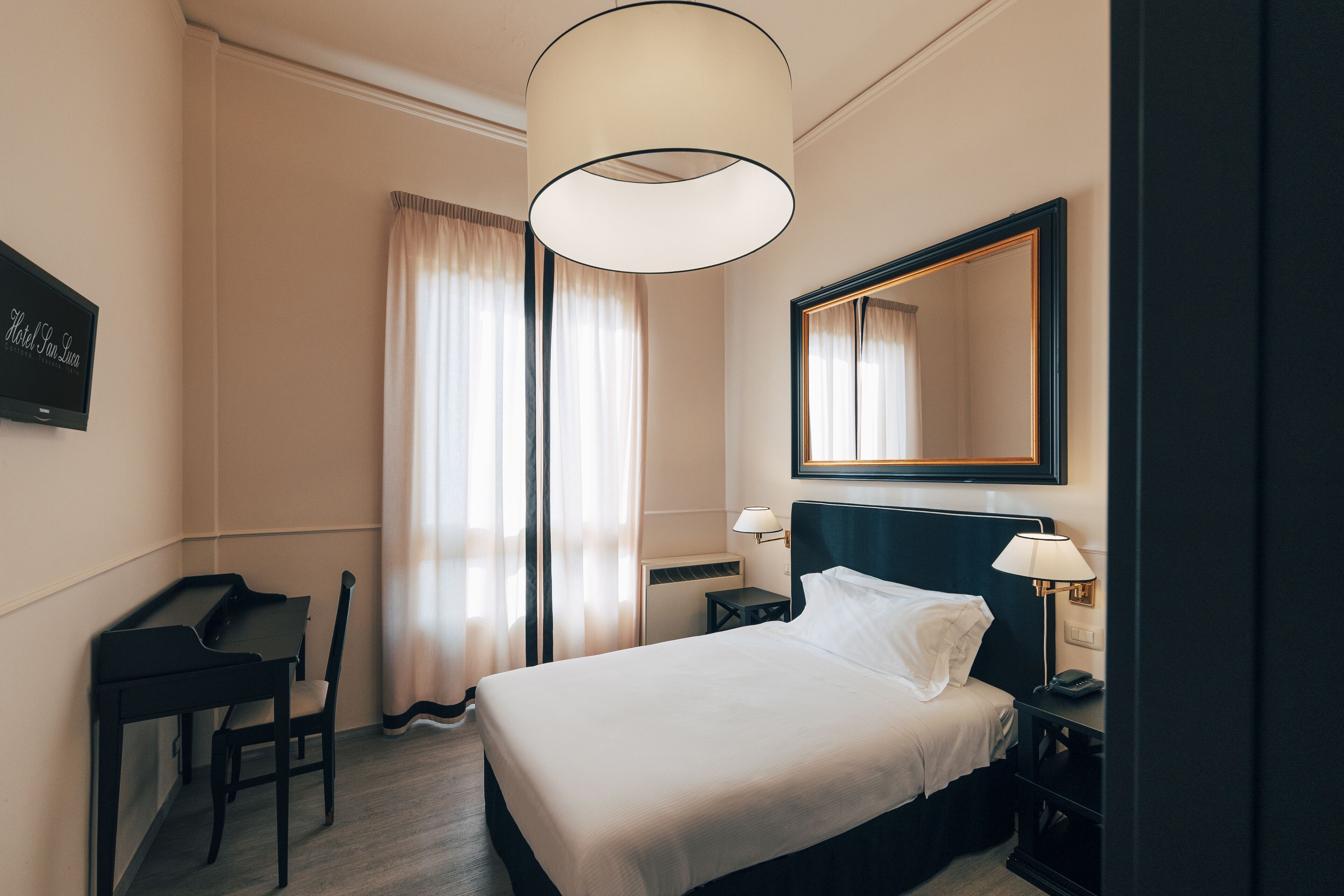 classic double room | minibar, in-room safe, desk, soundproofing