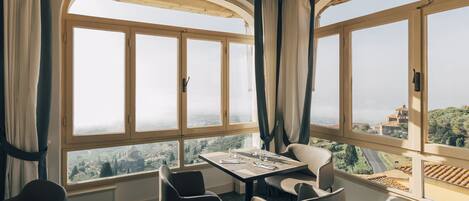 Dagelijks continentaal ontbijt (EUR 4 per persoon)