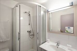 Een douche, gratis toiletartikelen, een haardroger, handdoeken