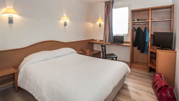 Escritorio, wifi gratis, ropa de cama y acceso para silla de ruedas