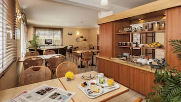 Desayuno buffet diario (EUR 9.20 por persona)