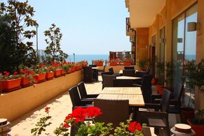 3 restaurantes; se sirven desayunos, almuerzos y cocina internacional 