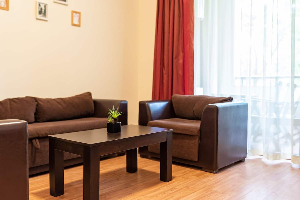 Appartamento, 3 camere da letto, vista parco | Una scrivania, insonorizzazione, ferro/asse da stiro