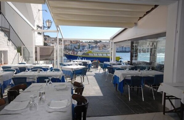 Outdoor dining - Hotel Octavia (Cadaqués)