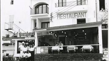 Un restaurant doté d’un balcon et d’une terrasse.