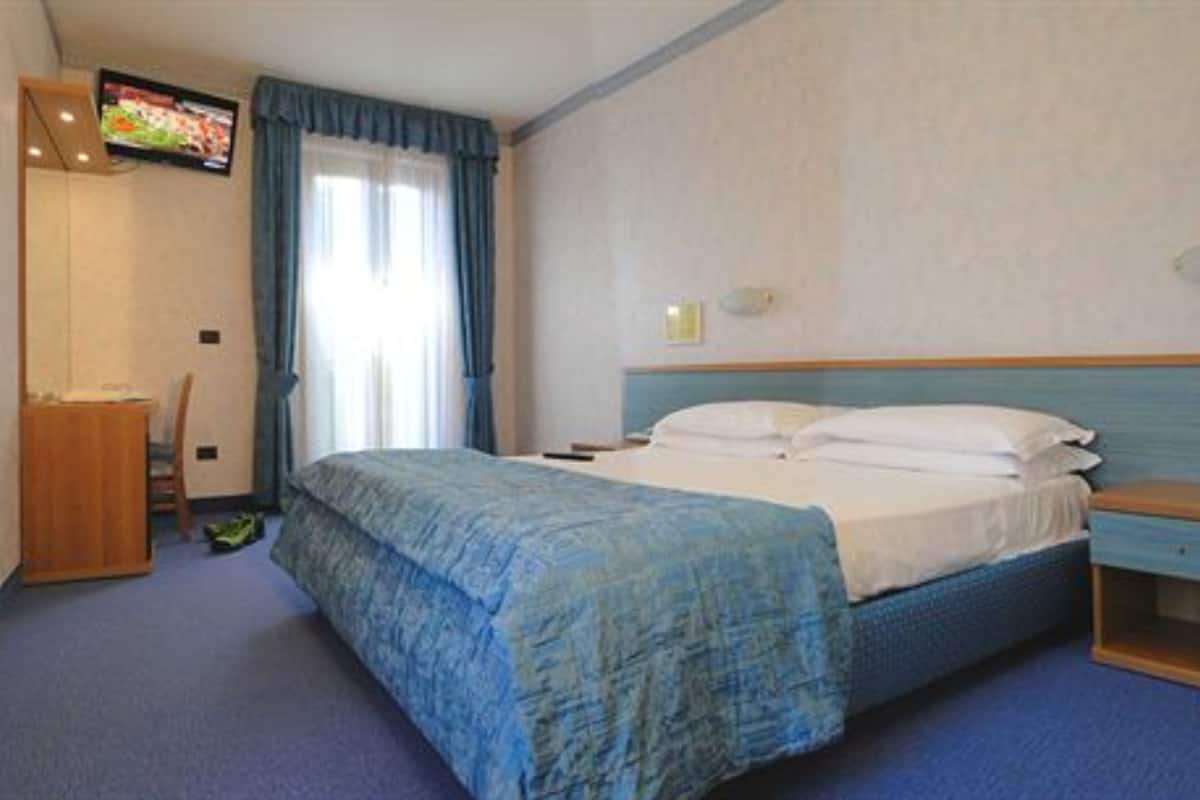 Een kluis op de kamer, een bureau, gratis wifi, beddengoed