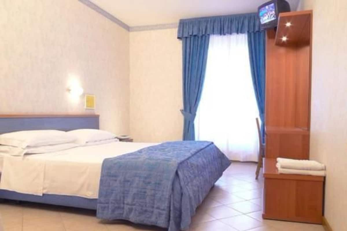Een kluis op de kamer, een bureau, gratis wifi, beddengoed
