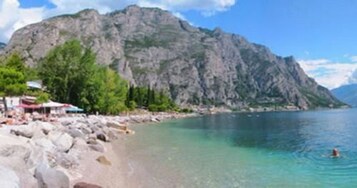 Una playa cerca