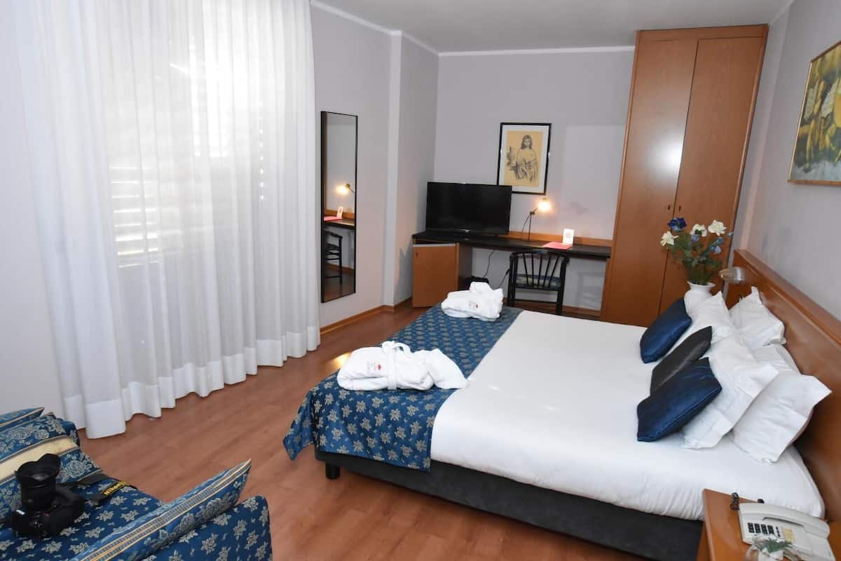 double room | minibar, in-room safe, blackout curtains, iron/ironing board