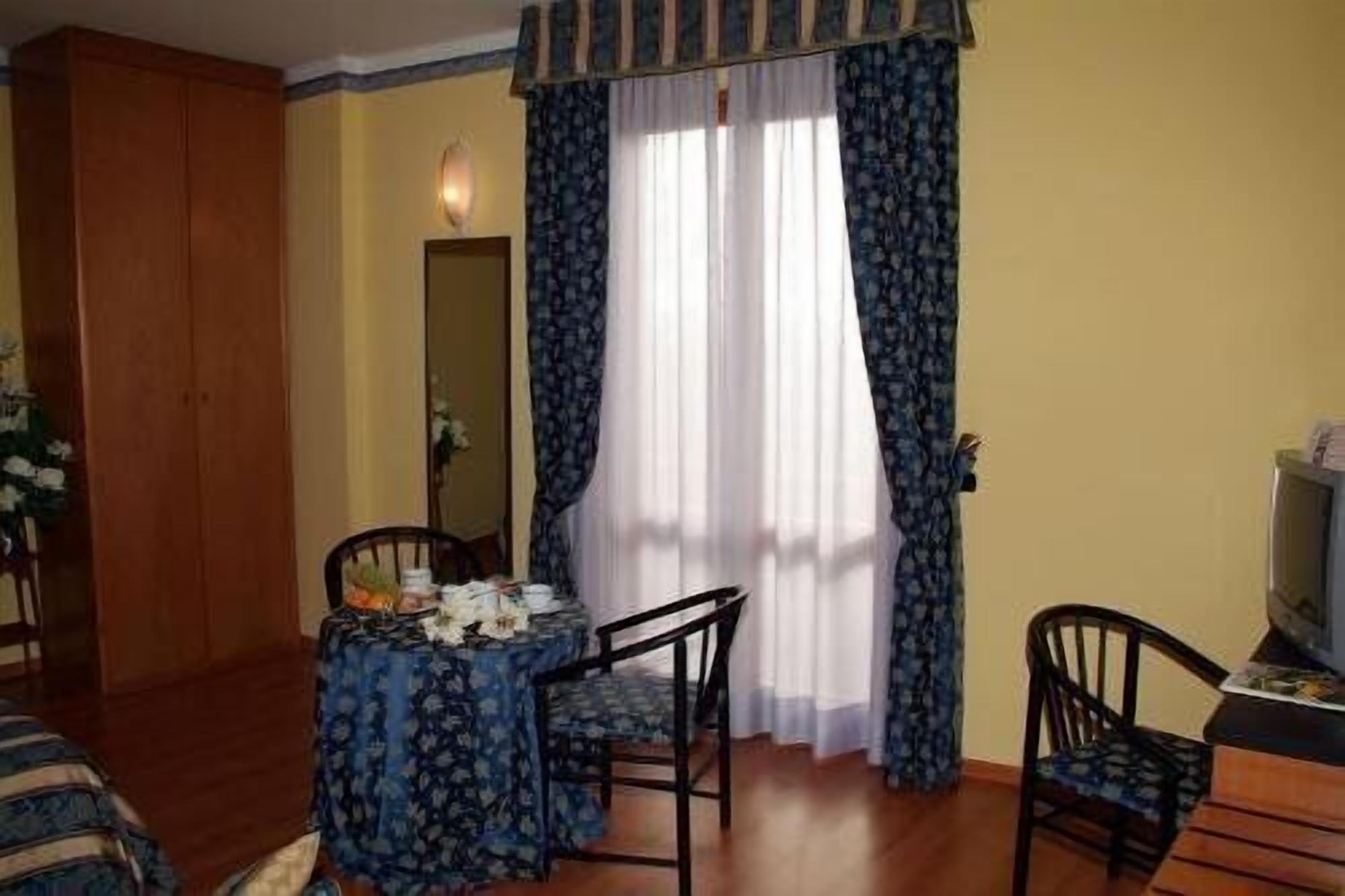 quadruple room | in-room dining