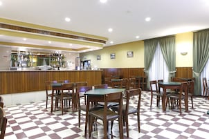 Serve café da manhã, almoço e jantar 