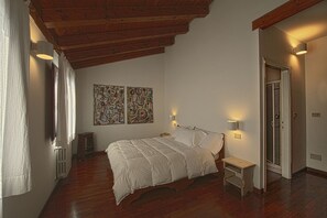 Minibar, caja de seguridad en la habitación y escritorio 