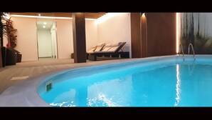 من حمّامات السباحة المغطاة