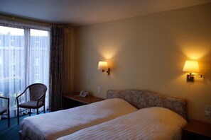 Habitación estándar con 2 camas individuales | Ropa de cama hipoalergénica, minibar, escritorio