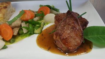 Déjeuner et dîner servis sur place